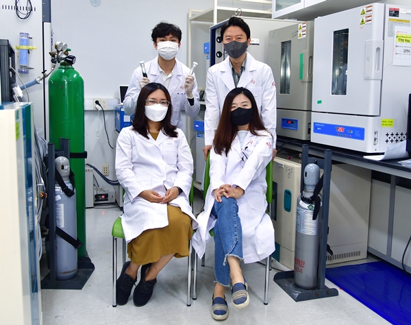 KIST 청정신기술연구본부 연구팀. 왼쪽 위부터 최진관 학생연구원, 홍지현 선임연구원, 정향수 선임연구원, 이민아 선임연구원.