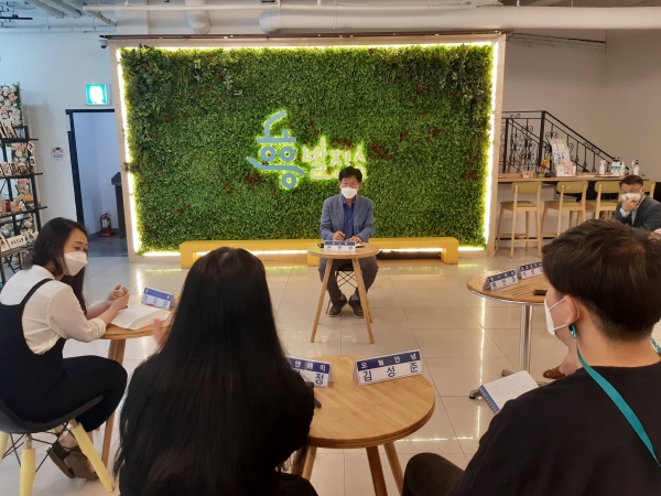 14일 청년몰 ‘흥흥발전소’에서 전만권 부시장과 최현정 청년몰 자치회장 등이 참석한 가운데 청년몰 활력 방안모색을 위한 청년몰 입주 대표단 간담회 진행 모습