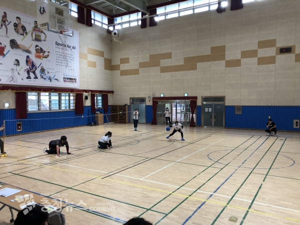 체육교사들이 눈을 가리고 장애인 스포츠 골볼 경기를 체험하고 있다.