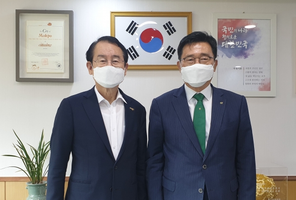 목포시 간담회 현장 사진  * 한국농수산식품유통공사 김춘진 사장(우측), 김종식 목포시장(좌측)