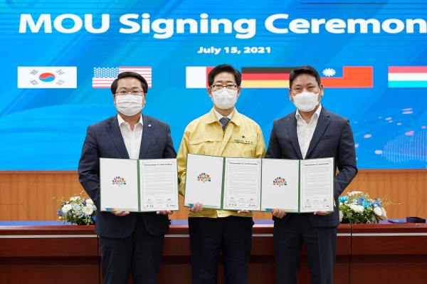 글로벌 기업 로타렉스社와 900만불 규모의 투자유치 MOU 체결식 모습(왼쪽부터 오세현 아산시장, 양승조 충남도지사, 구본남 로타렉스코리아 지사장)