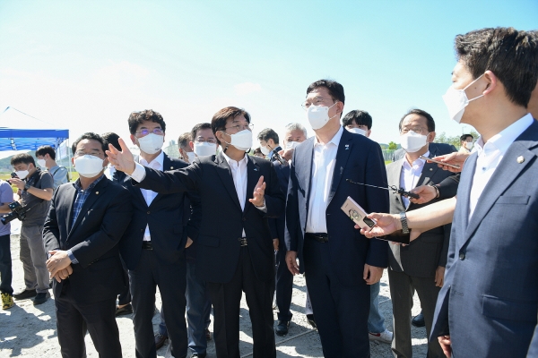 송영길 당대표 등 협의회 앞서 국회 세종의사당 예정 부지 방문 모습