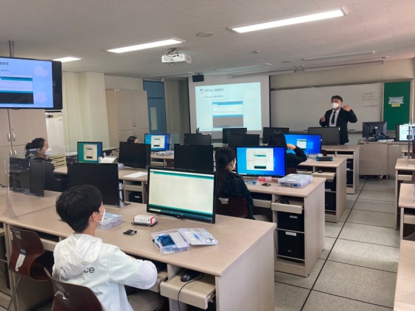 지난 2020년 11월에 있었던 제2회 청소년 IT캠프 수업진행 모습
