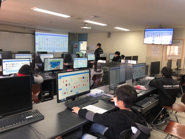 지난 2020년 11월에 있었던 제2회 청소년 IT캠프 수업진행 모습