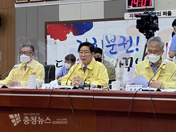 양승조 지사가 15일 송영길 대표에게 △충남 민항 건설 △가로림만 해양정원 조성 △가로림만 국도38호선 해상교량 건설 △공공기관 혁신도시 이전 △KBS 방송국 설립을 건의했다.