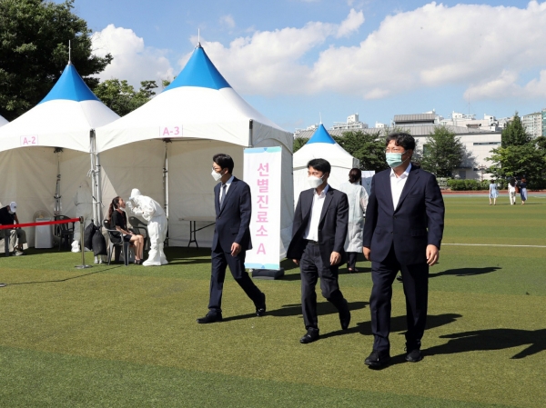 이춘석 국회사무총장은 15일 국회 경내에 설치된 코로나19 선별검사소를 찾아 의료진을 격려했다.