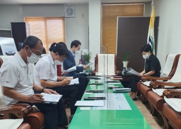 김영옥 천안시 동남구청장이 일봉동을 방문해 현안사항 및 지역동향을 청취하고 있다