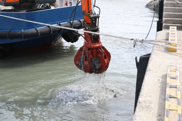 지난 5월 11일 학암포항에서 해양쓰레기를 수거하는 모습.
