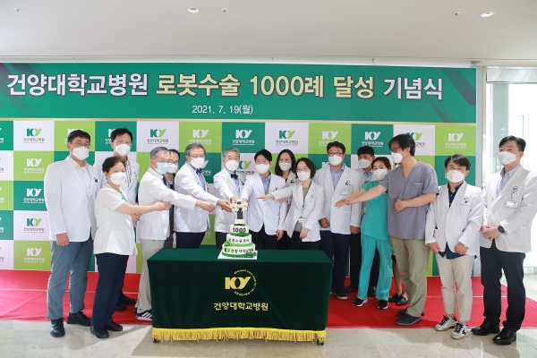 로봇수술 1000례 돌파 기념식 (단체사진)