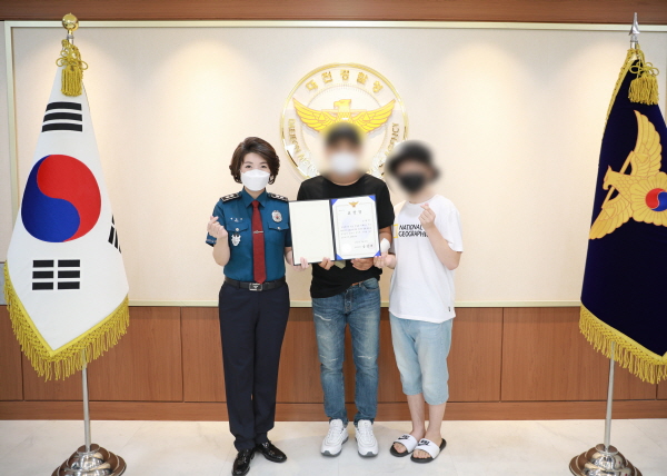 송정애 대전경찰청장이 용감한 시민에게 표창장을 수여하는 모습