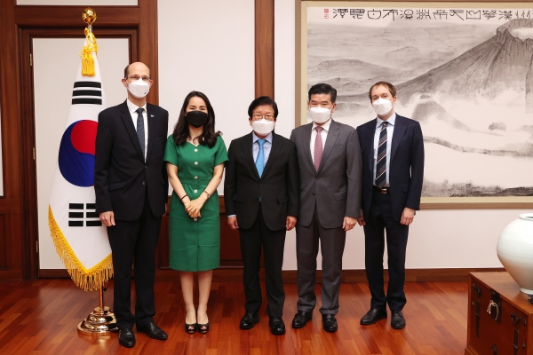 박병석 국회의장은 20일 오후 의장집무실에서 제임스 김 주한미국상공회의소 회장과 박현남 주한독일상공회의소 회장의 예방을 받았다.