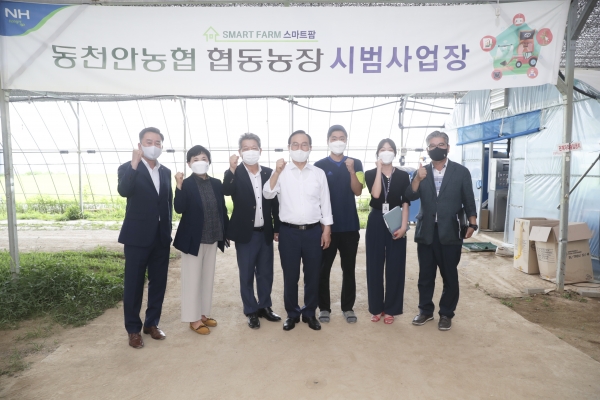 박상돈 천안시장이 지난 20일 동천안농협 스마트팜 시범농장을 방문