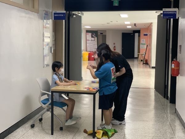 자신이 기획한 스토리를 멘토와 함께 영상을 만들고 있다.