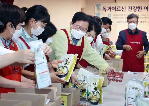 대전 서구 관저종합사회복지관에서는 21일 독거노인을 위한 삼계탕 나눔DAY 행사 실시