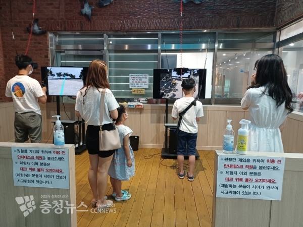 윤봉길의사기념관에서 가족단위로 VR체험을 진행하는 모습