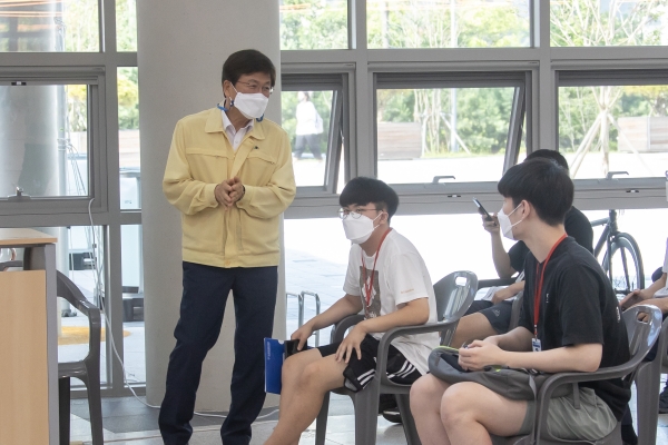 최교진 교육감이 고3‧교직원 백신 접종 현장 찾아 격려하고 있다.