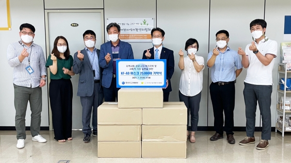 한국가스기술공사 ESG상생협력처장(중앙 좌측)과 대전지역자활센터협회장(중앙 우측)이 기념촬영을 하고 있다.