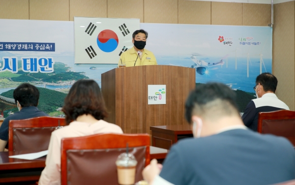 26일 군청 소회의실에서 긴급 브리핑 중인 가세로 태안군수