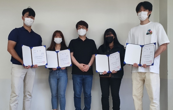 전국 대학생 논문 공모전에서 최우수상과 장려상을 받은 목원대 국제무역물류학과 학생들과 이서영 지도교수(가운데)가 상장을 들고 기념촬영