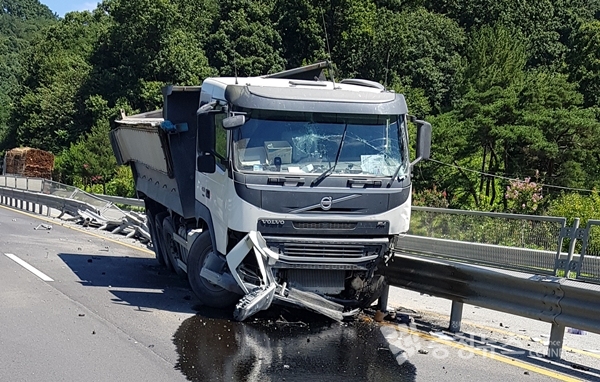 26일 오전 11시경 대전 안양IC에서 금산 방면 인근 국도에서 덤프트럭이 중앙분리대와 충돌하는 사고가 발생했다.
