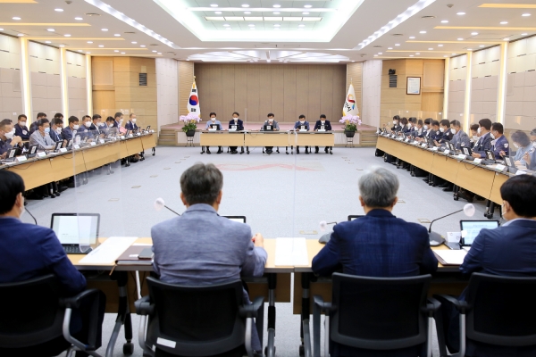 한준섭 서산시부시장이 26일 시청 대회의실에서 열린 확대간부회의를 주재하는 모습