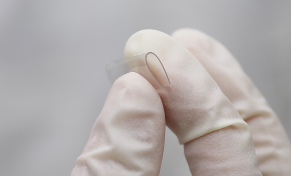 기존 개발된 환형올레핀 고분자 보다 2배 이상 잘 늘어나는 고분자 소재로 제작된 필름