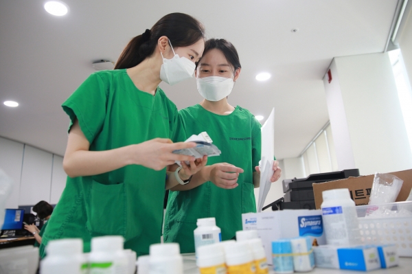 대전 서구 관저동에 마련된 대전 제2생활치료센터(한국인재개발원)에 파견된 의료진이 환자들에게 사용할 약품을 점검하는 모습