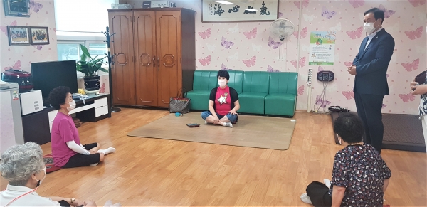 지난 28일부터 31일까지 천안시노인회와 합동으로 ‘경로당 방역상황 현장점검’을 나서 어르신들에게 당부의 말을 전하고 있다.