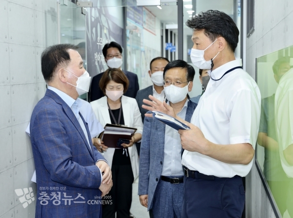 김지철 충남교육감이 학원관계자로부터 방역상황에 대해 듣고 있다.