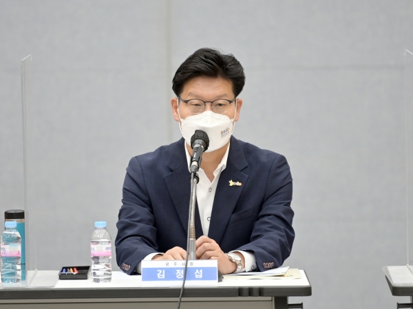 신바람 정책톡톡(문화도시 시민거버넌스 구성과 역할)을 진행하고 있는 김정섭 시장