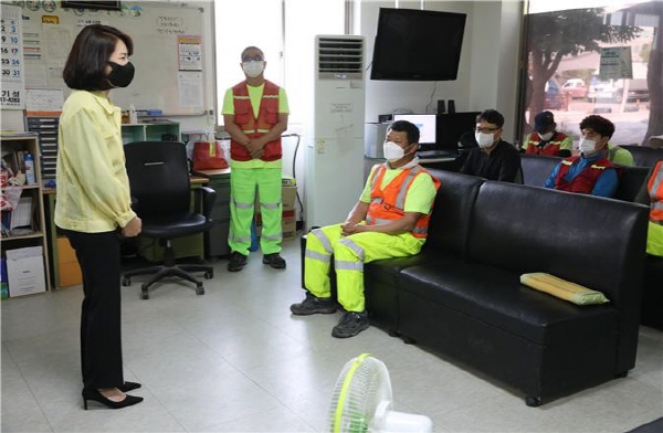 윤재은 의장 환경미화원 대기실 방문 모습