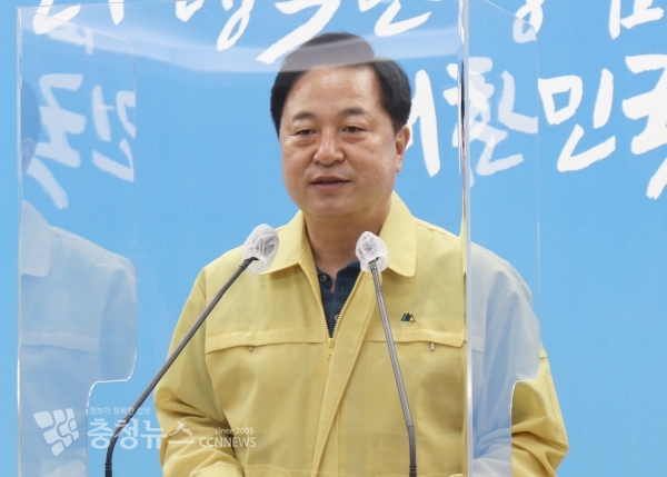 김두관 후보가 30일 충남도청에서 기자회견을 열고 "충청권 그랜드 메가시티를 건설하겠다"고 밝혔다.