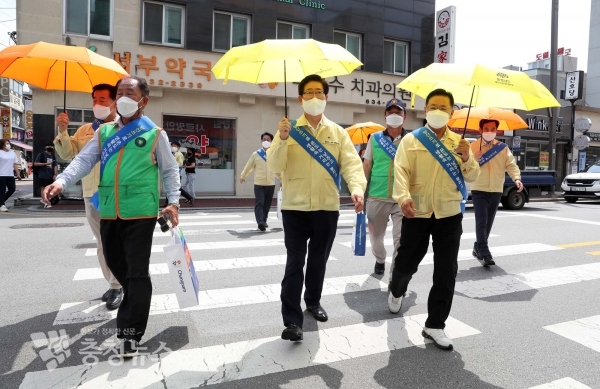 ‘도민과 함께하는 양산 쓰기’ 거리 캠페인 전개