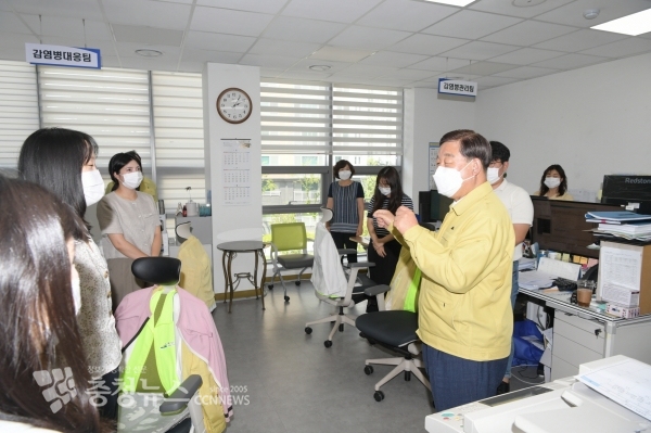 황선봉 군수가 보건소 감염병관리팀과 감염병대응팀 직원들을 격려하는 모습