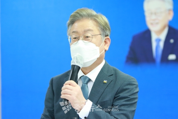 민주당 대선 경선 후보인 이재명 경기도지사가 2일 대전지역 기자간담회에서 모두발언을 하고 있다.