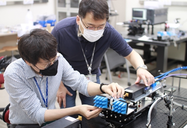 한국표준과학연구원에서 LG-KAIST 6G 연구센터 연구원이 개발 빔포밍 시스템을 테스트 하고 있다. 왼쪽부터 LG-KAIST 6G 연구센터 김당오 선임연구원, 한국표준과학연구원 권재용 책임연구원