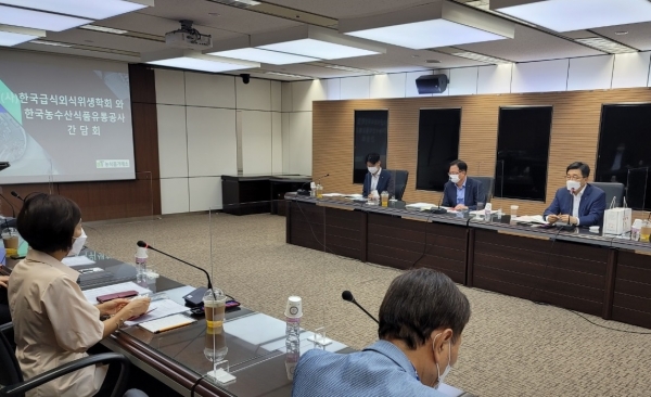 간담회 현장  * 한국농수산식품유통공사 김춘진 사장(오른쪽 첫번째), (사)한국급식외식위생학회 홍완수 회장(왼쪽 첫번째)