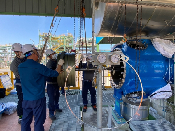 ‘보령엘엔지 정비용역 현장’을 찾아 직원들과 함께 역무수행하는 김영춘 노조위원장