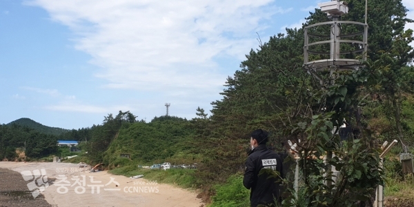 태안해경이 관내 해안 취약지를 살펴보고 있다.