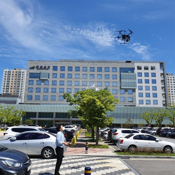 예산군청 직원이 드론을 조종하고 있다