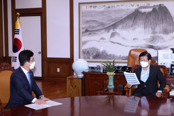 허태정 대전시장은 9일 국회 의장실을 찾아 박병석 국회의장에게 내년도 국비 확보 지원을 요청했다.