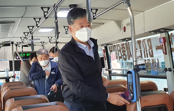 박무익 행복청장이 11일 BRT 버스에 탑승해 노선 및 환승요금체계 등을 점검하고 있다.