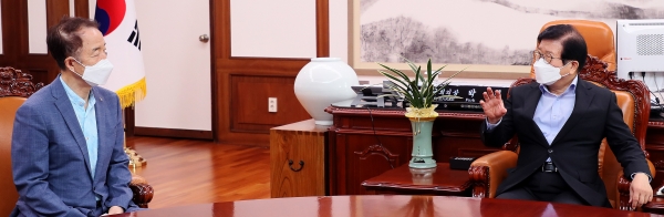 박병석 국회의장과 김사열 국가균형발전위원장이 11일 환담을 나누고 있다.