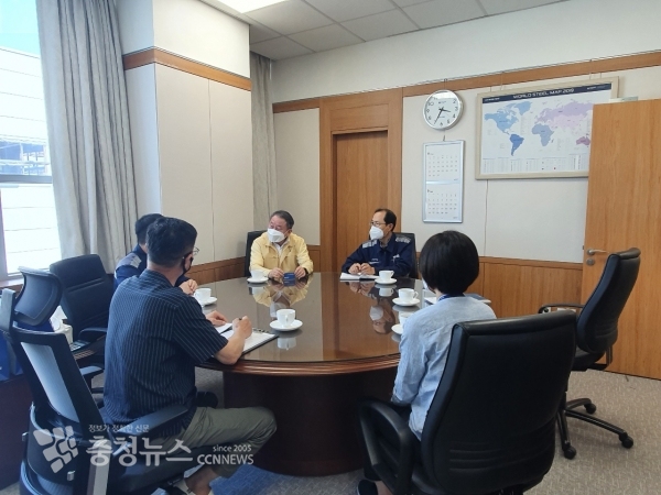 이용붕 부군수(사진 오른쪽에서 세번째)가 기업체의 코로나19 대응 현황을 청취하고 있다.