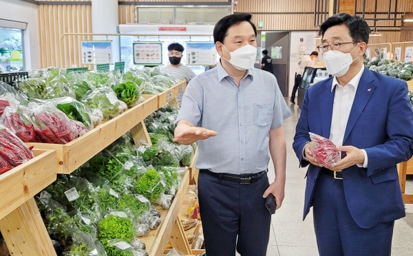 로컬푸드직매장 방문 현장 사진 * 한국농수산식품유통공사 김춘진 사장(우측), 세종로컬푸드(주) 강성규 대표이사(좌측)