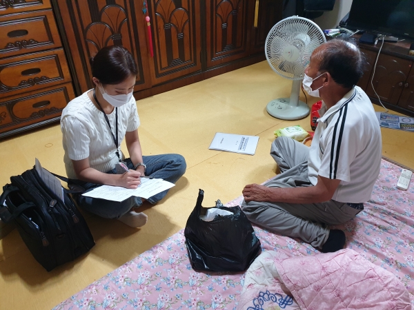 사회복지과 담당 공무원이 복지사각지대 민원인을 방문 중인 사진