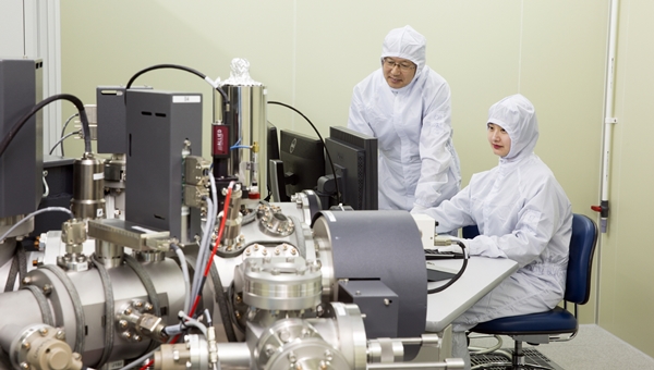 원자력연구원 연구진이 질량분석장치를 이용해 극미량 방사성 물질에 대한 화학분석을 수행하고 있다
