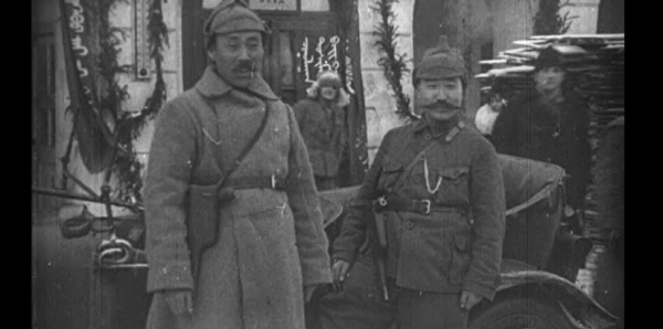 원동민족혁명단체대표회 개막식에 참가한 홍범도 장군(左)과 최진동 장군(右) (1922년 1월)