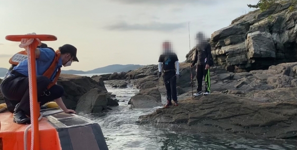 16일 오전 7시 쯤 해상순찰 중이던 태안해경 학암포파출소 연안구조정이 민어도 고립자 2명을 발견하고 구조를 위해 수중 암초에 주의해 접근하고 있다.