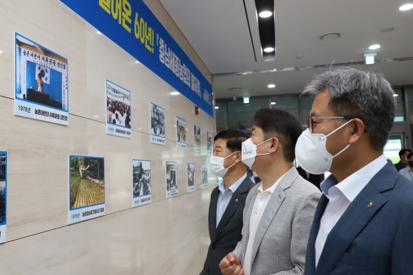 길정섭 충남세종농협본부장(앞쪽)과 이기범 농협노조 충남세종지역위원장(가운데), 여운철 농협은행충남영업본부장(맨뒤)이 농협 60년 발자취를 주제로 한 사진전을 관람하고 있다.